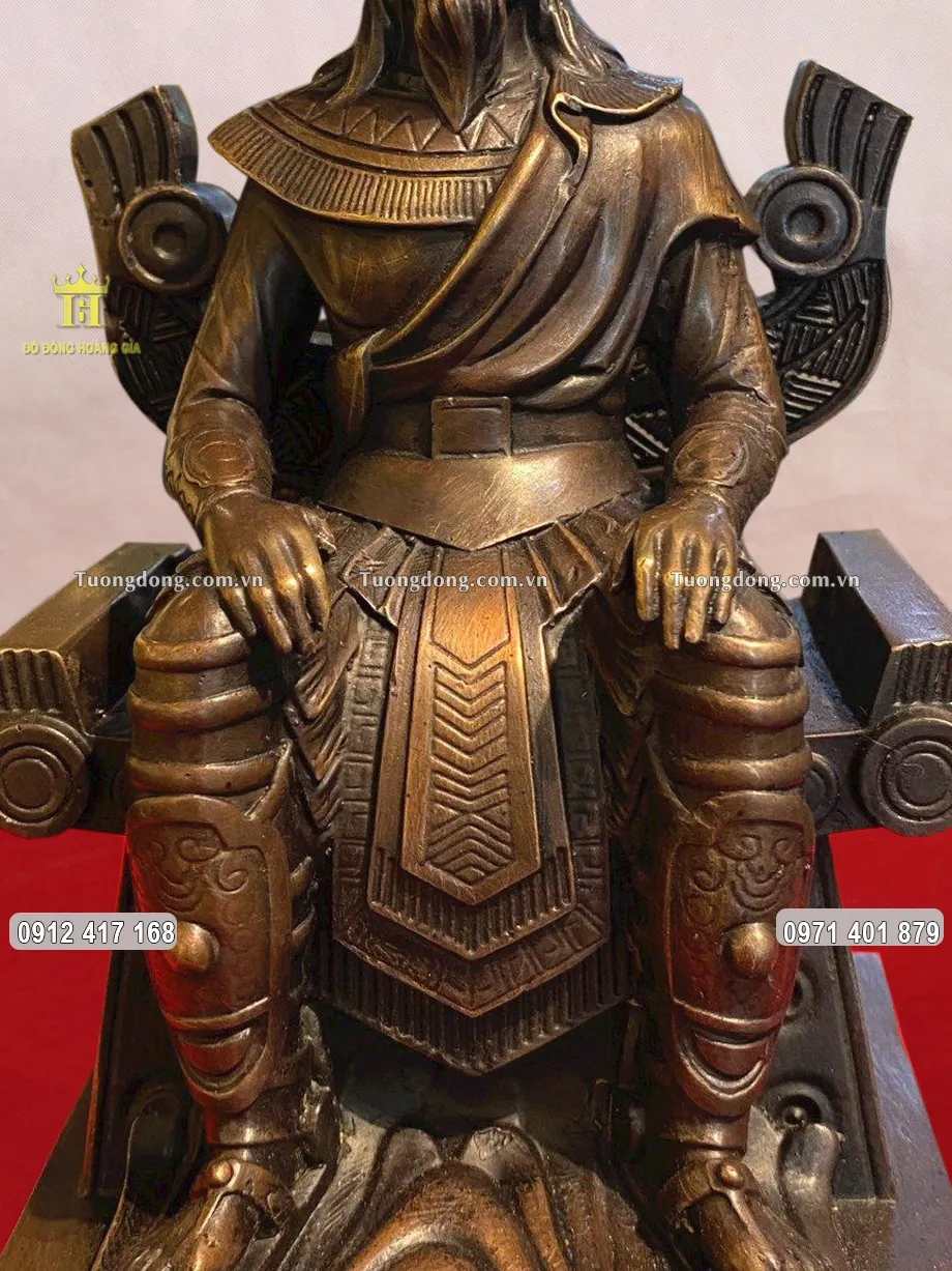 Ngài được đúc theo dáng ngồi ngai vô cùng uy nghiêm